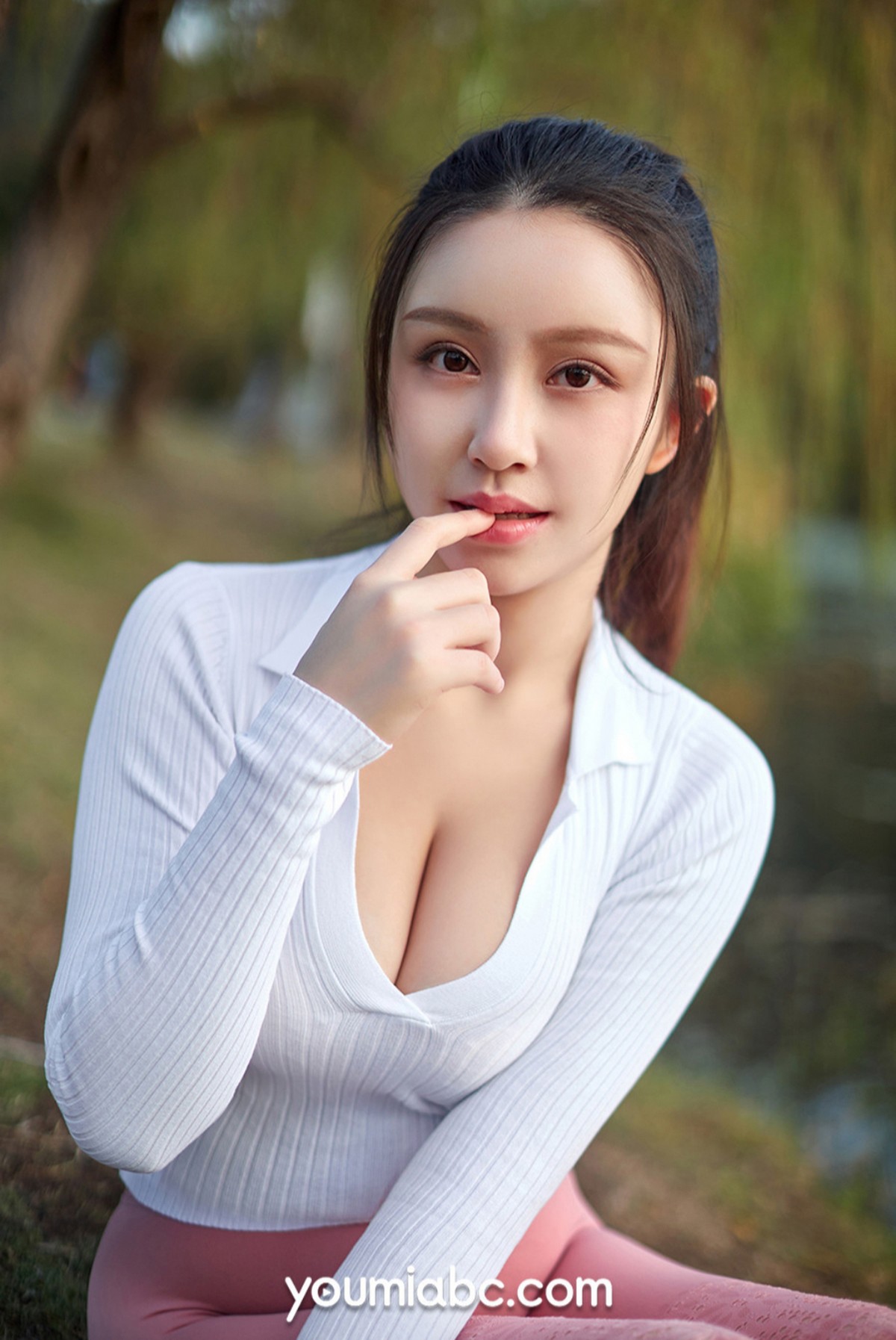 xgyw.top_[YouMi尤蜜]Vol.783_模特沈善熙户外性感白色深V服饰配红色紧身裤半脱秀翘臀诱惑写真36P