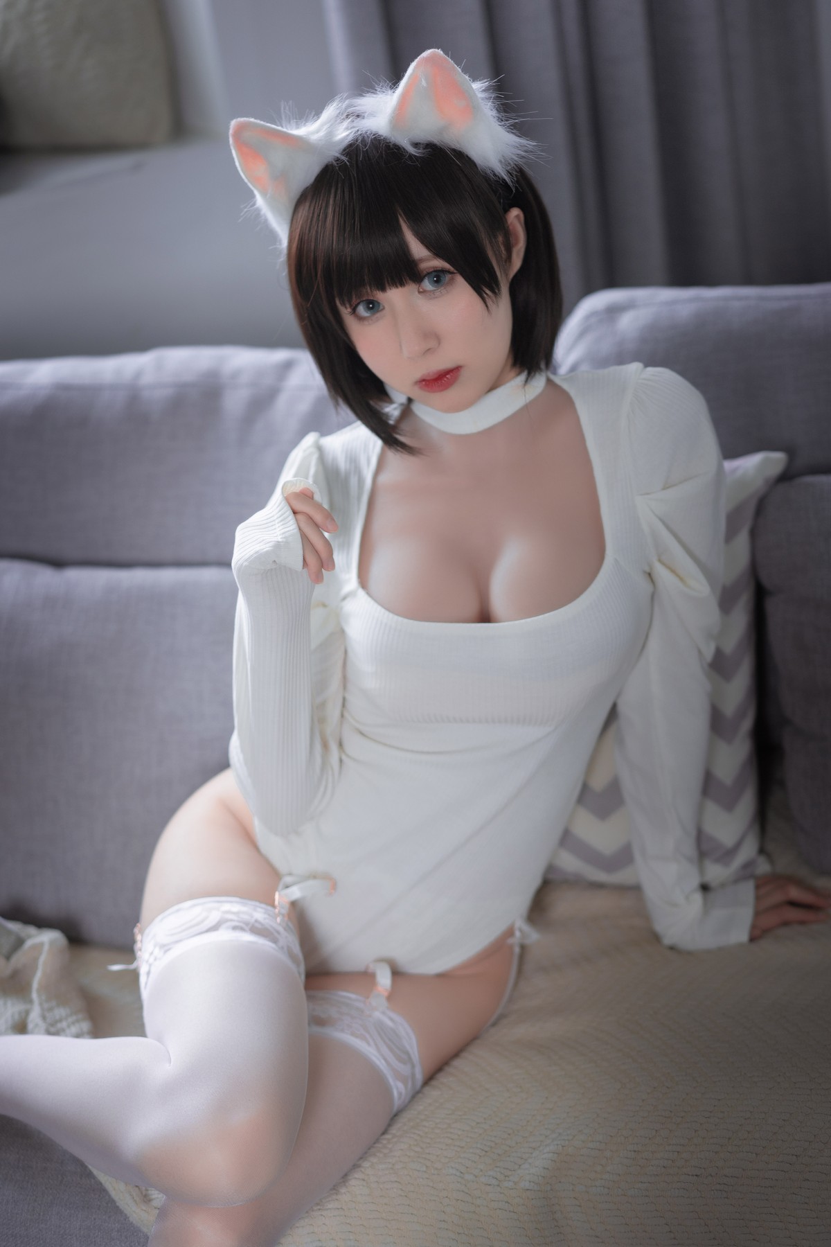 xgyw.top_网络美女西园寺南歌白猫白色连体衣主题私房性感深V毛衣配蕾丝吊袜诱惑写真30P