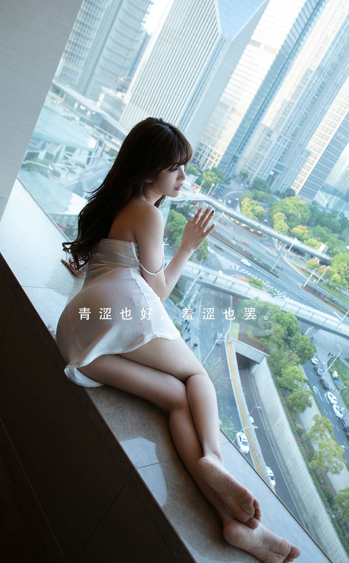 xgyw.top_[Ugirls爱尤物]No.2304_模特川上富江私房性感白色低胸吊带裙秀完美身材迷人诱惑写真35P