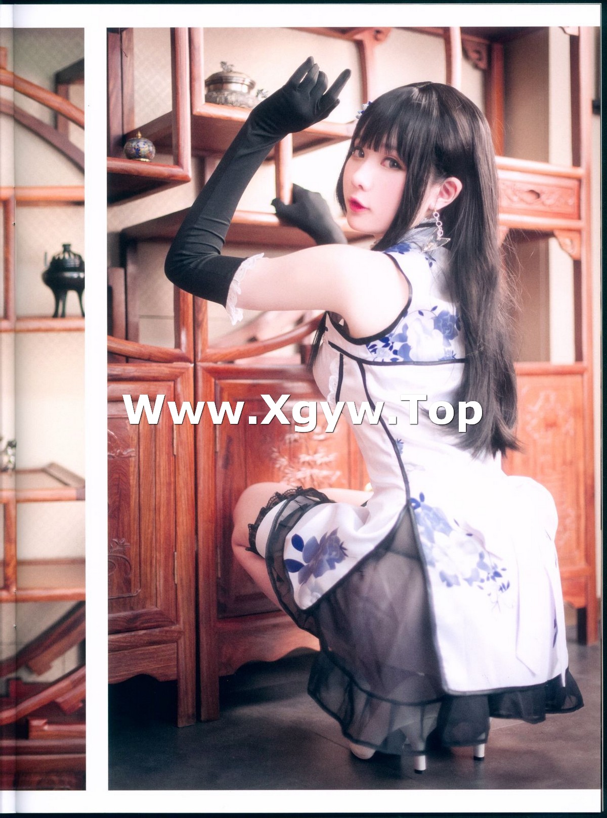 xgyw.top_微博妹纸霜月shimo幻想金瓶梅主题私房性感白色旗袍半撩秀白嫩美腿撩人诱惑写真26P