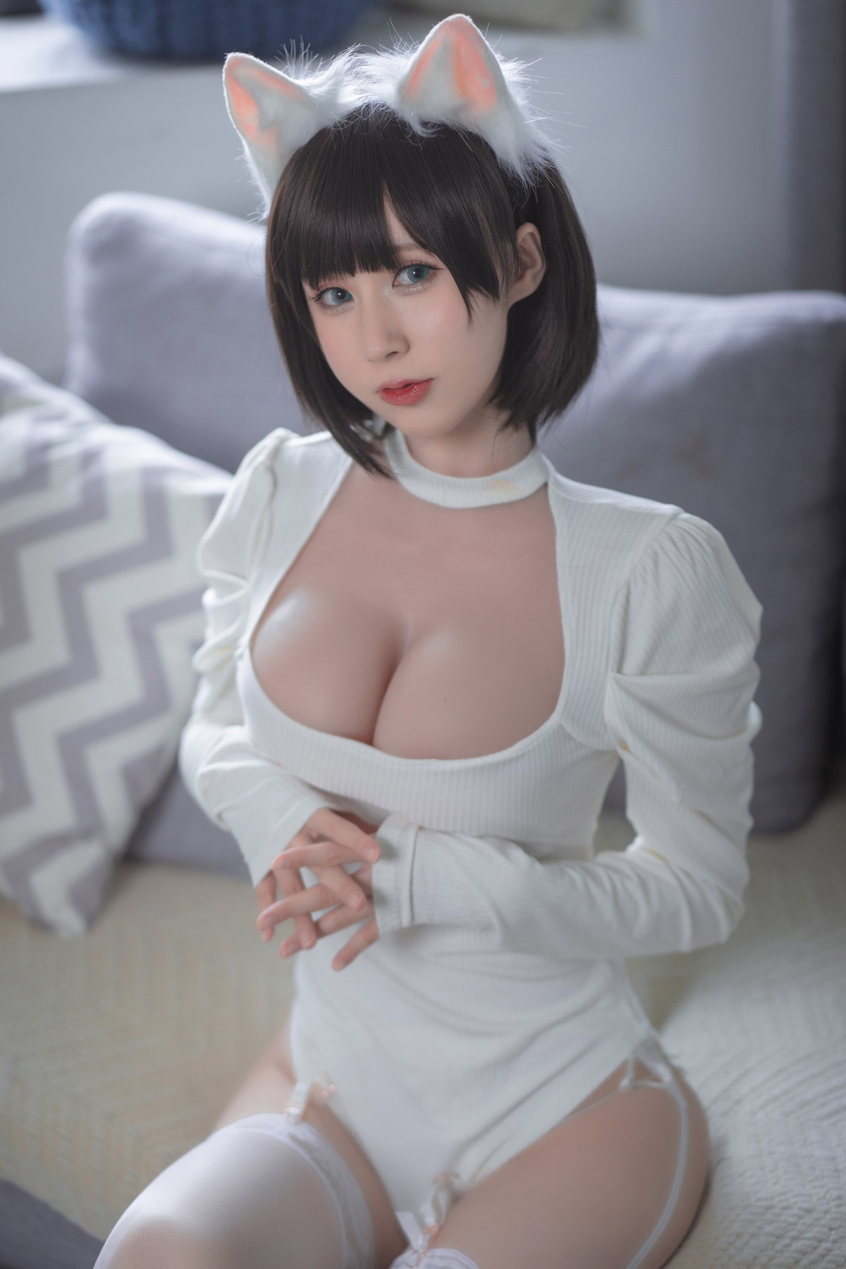 xgyw.top_网络美女西园寺南歌白猫白色连体衣主题私房性感深V毛衣配蕾丝吊袜诱惑写真30P