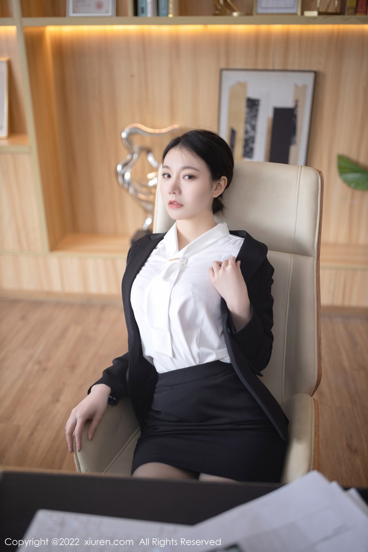 xgyw.top_XiuRen第4755期_模特安然Maleah珠三角旅拍白衬衣配黑短裙超薄黑丝极致魅惑写真81P