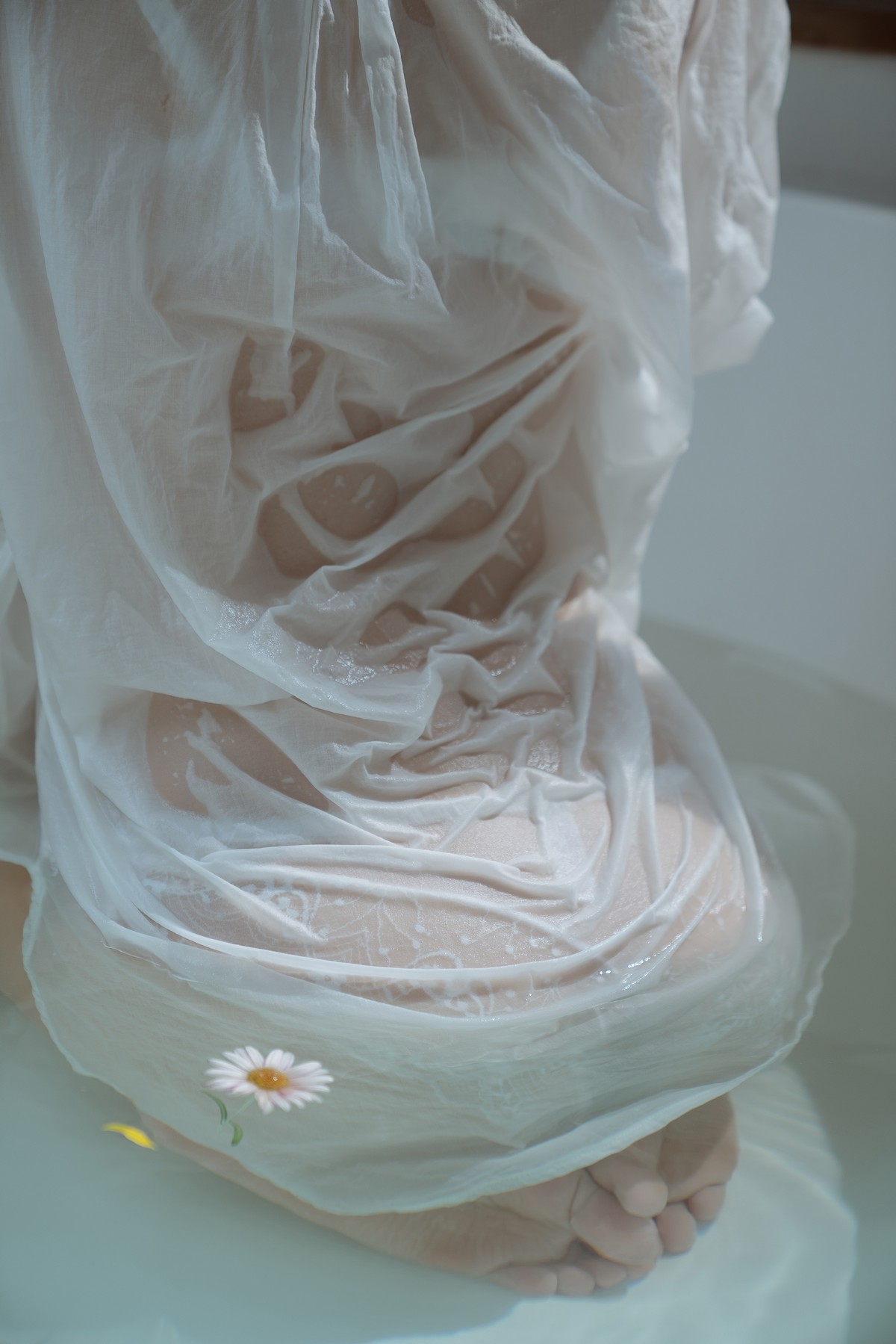 xgyw.top_阳光美少女萌芽儿o0浴缸主题私房浴室性感白色薄透服饰配蕾丝内衣湿身诱惑写真72P