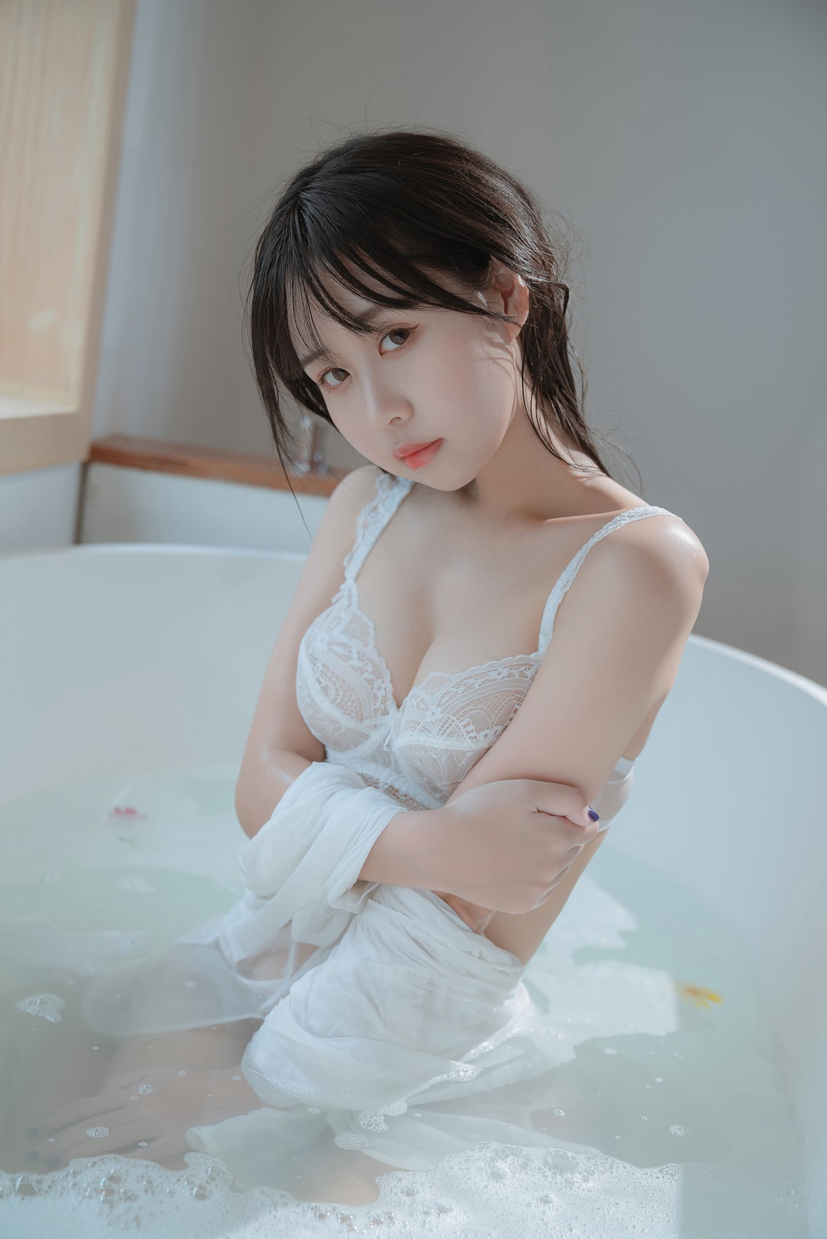 xgyw.top_阳光美少女萌芽儿o0浴缸主题私房浴室性感白色薄透服饰配蕾丝内衣湿身诱惑写真72P