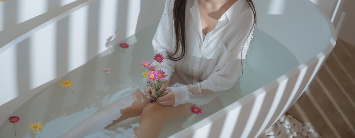 xgyw.top_阳光美少女萌芽儿o0浴缸主题私房浴室性感白色薄透服饰配蕾丝内衣湿身诱惑写真72P