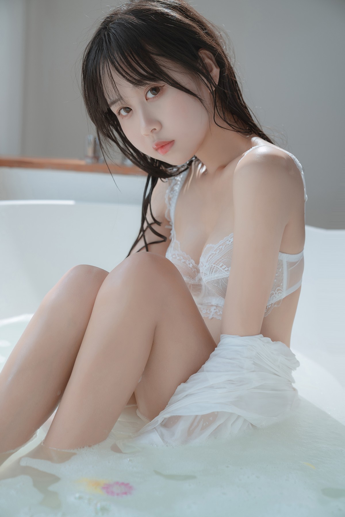 xgyw.top_阳光美少女萌芽儿o0浴缸主题私房浴室性感白色薄透服饰配蕾丝内衣湿身诱惑写真72P