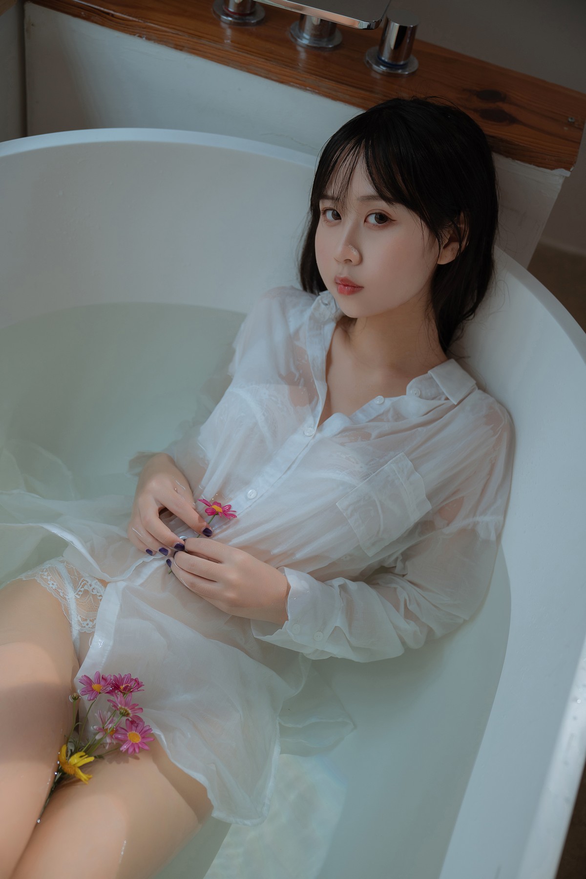 xgyw.top_阳光美少女萌芽儿o0浴缸主题私房浴室性感白色薄透服饰配蕾丝内衣湿身诱惑写真72P