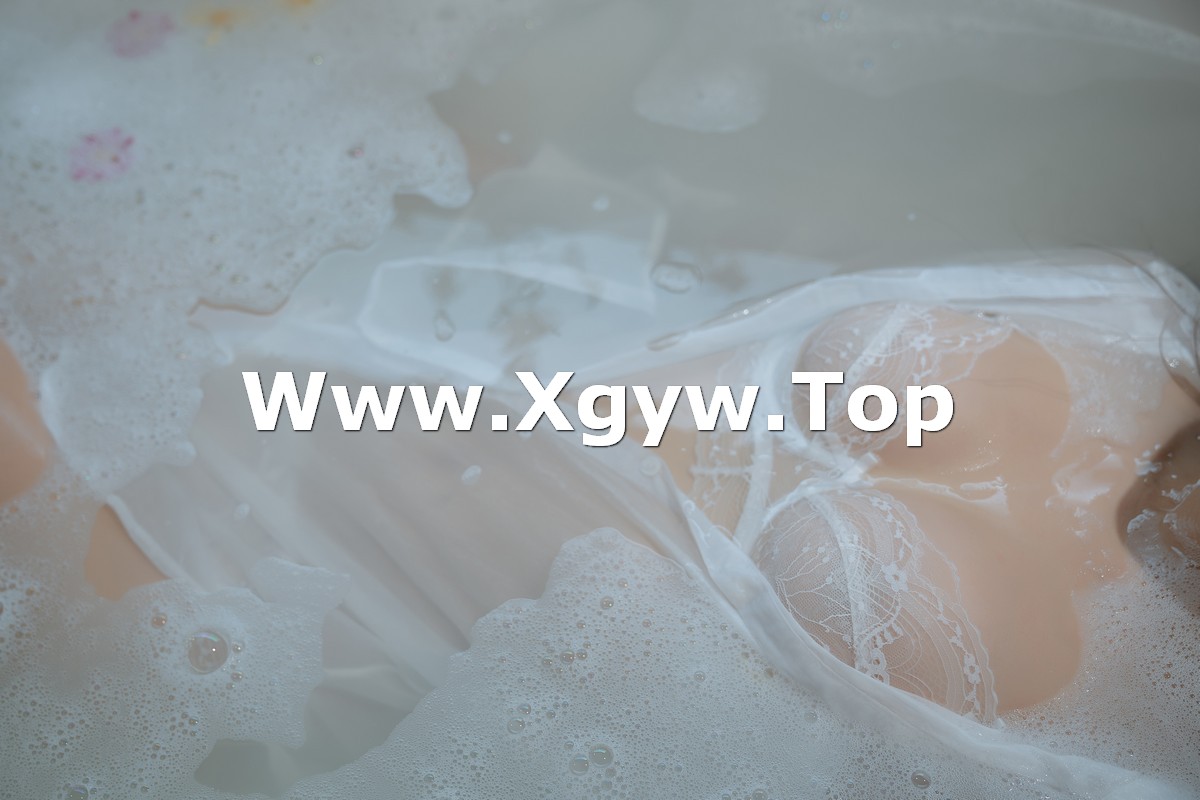 xgyw.top_阳光美少女萌芽儿o0浴缸主题私房浴室性感白色薄透服饰配蕾丝内衣湿身诱惑写真72P