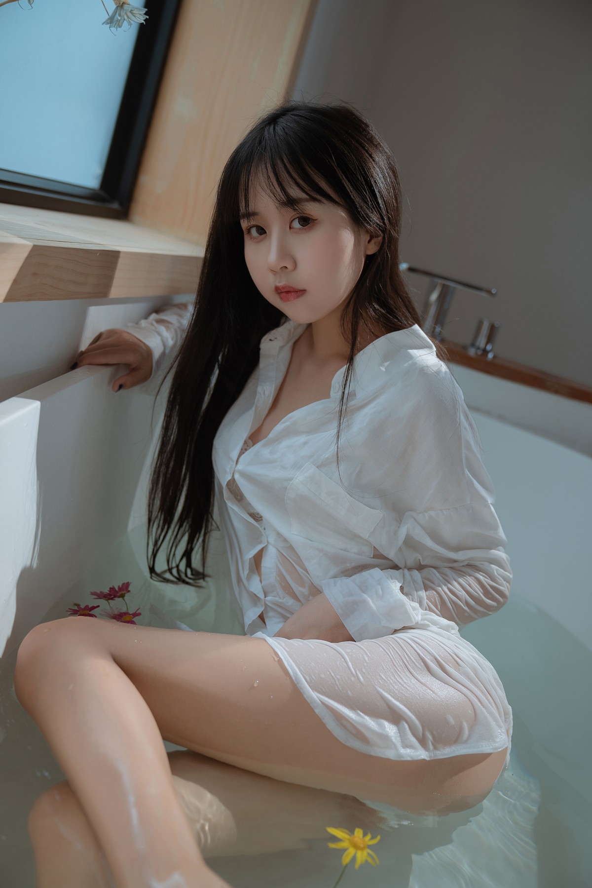 xgyw.top_阳光美少女萌芽儿o0浴缸主题私房浴室性感白色薄透服饰配蕾丝内衣湿身诱惑写真72P