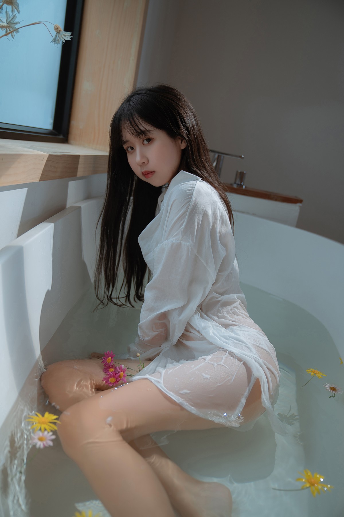 xgyw.top_阳光美少女萌芽儿o0浴缸主题私房浴室性感白色薄透服饰配蕾丝内衣湿身诱惑写真72P