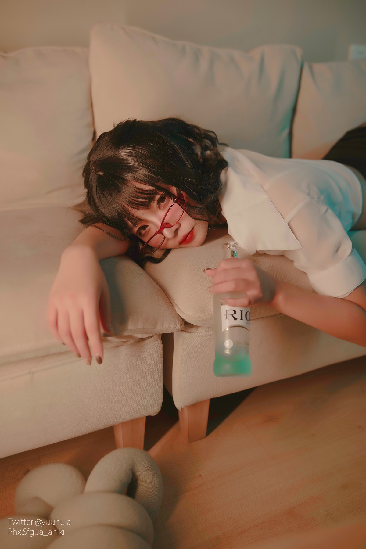 xgyw.top_网络美女yuuhui玉汇宿醉主题私房白色短T配黑短裙半脱露白色蕾丝内衣诱惑写真88P