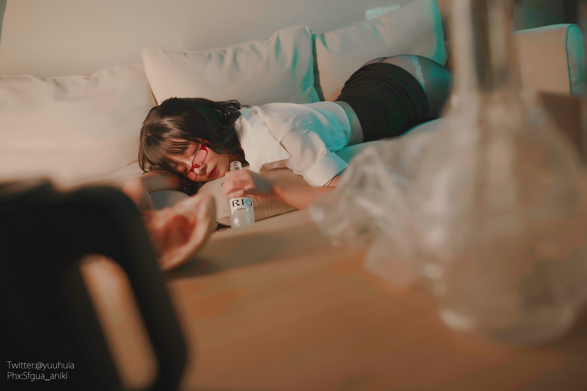 xgyw.top_网络美女yuuhui玉汇宿醉主题私房白色短T配黑短裙半脱露白色蕾丝内衣诱惑写真88P