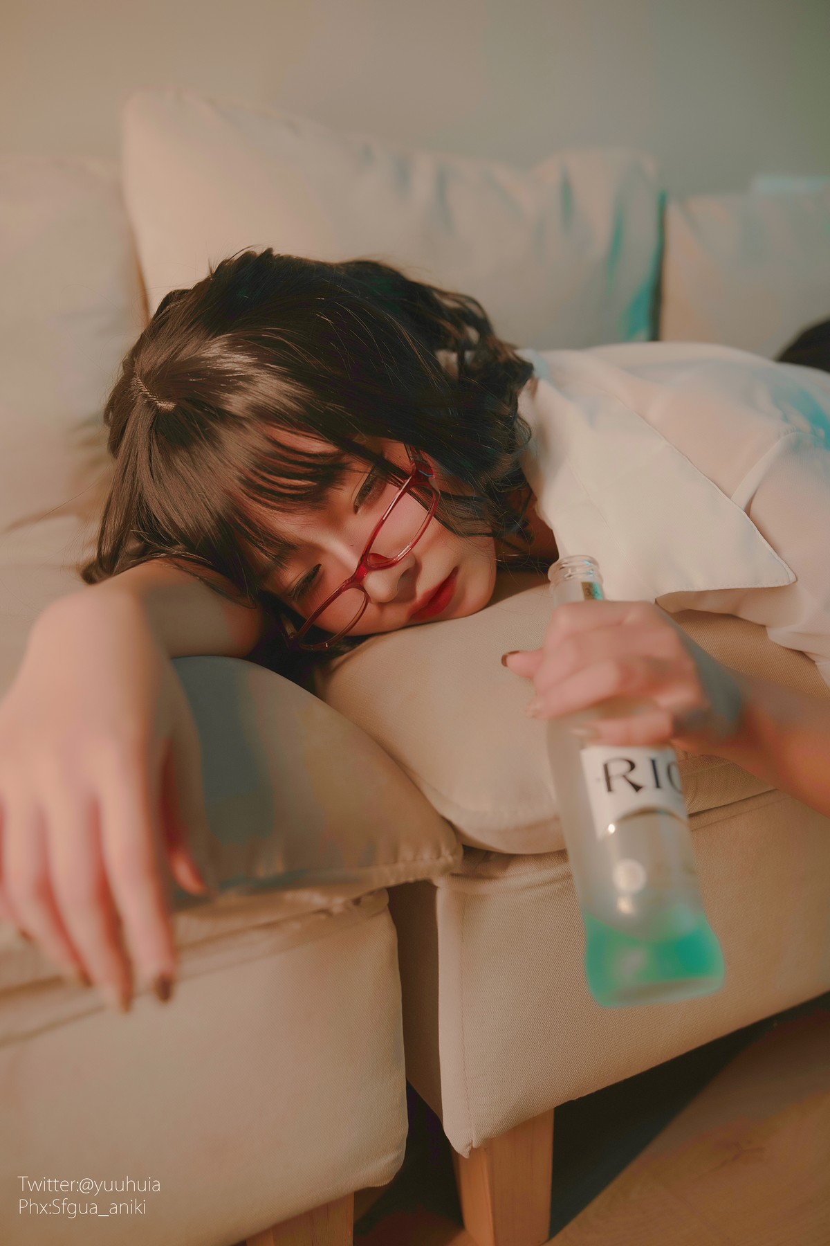 xgyw.top_网络美女yuuhui玉汇宿醉主题私房白色短T配黑短裙半脱露白色蕾丝内衣诱惑写真88P