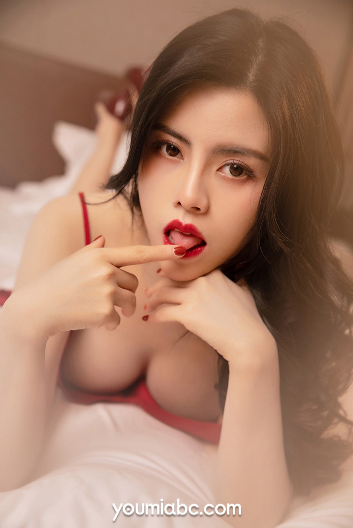 xgyw.top_[YouMi尤蜜]Vol.787_模特白甜私房床上性感红色吊裙半脱露豪乳扑克遮点诱惑写真40P