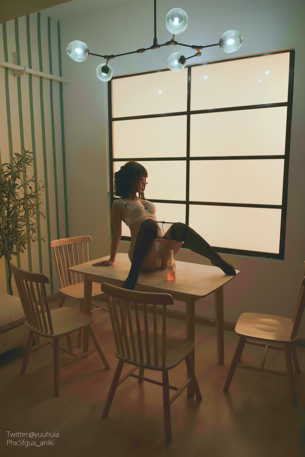 xgyw.top_网络美女yuuhui玉汇宿醉主题私房白色短T配黑短裙半脱露白色蕾丝内衣诱惑写真88P