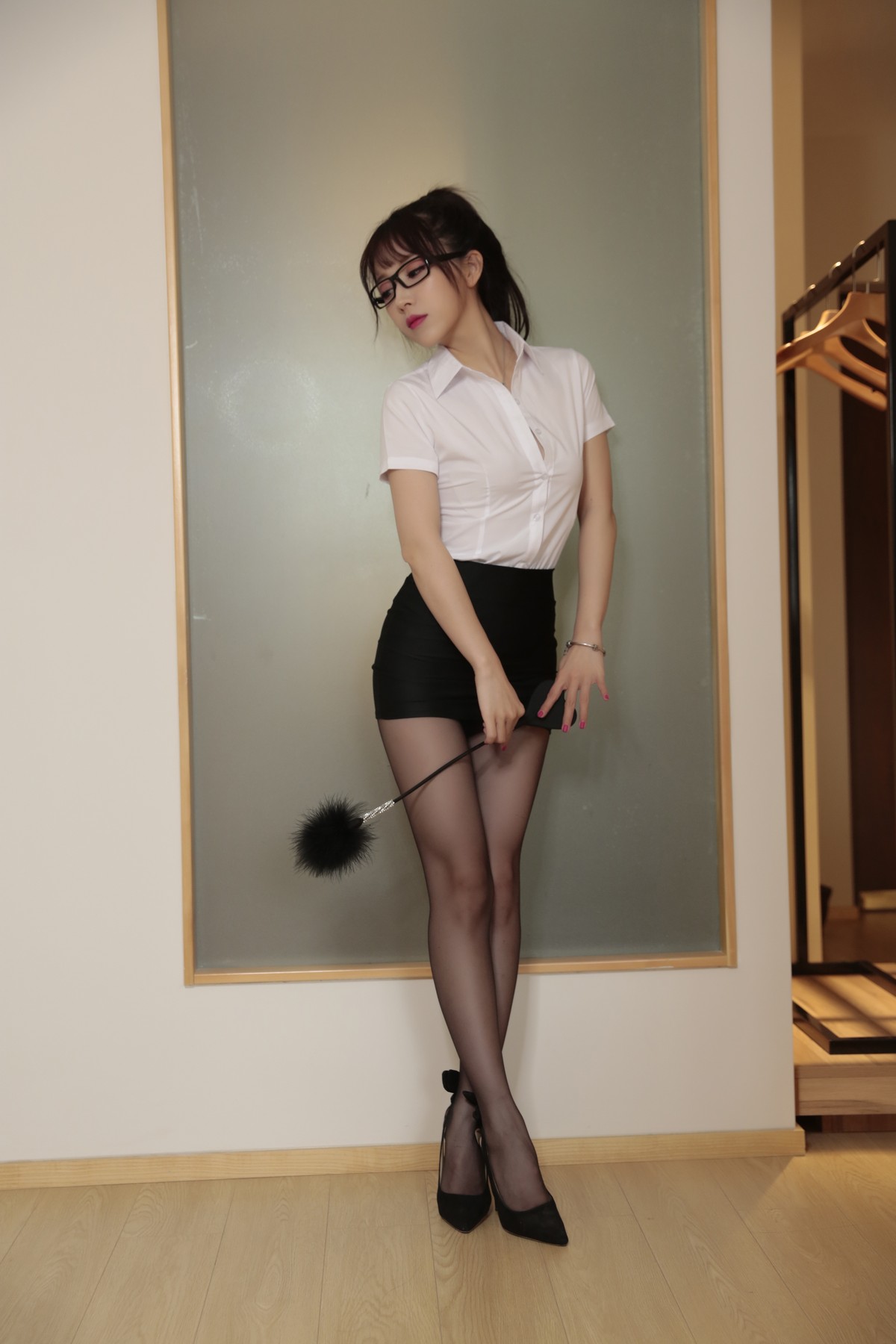 xgyw.top_斗鱼主播小女巫露娜老师上课了主题白色短袖衬衫配黑短裙露黑丝裤袜诱惑写真50P