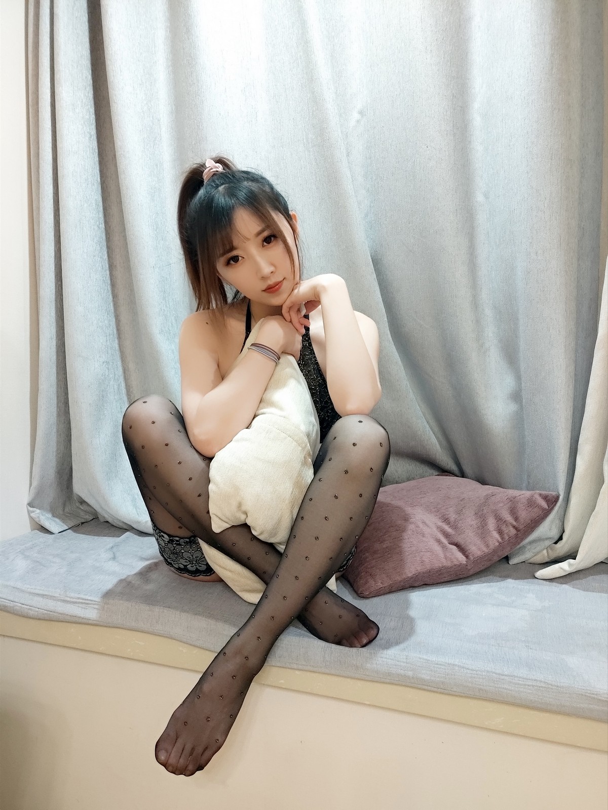 xgyw.top_斗鱼主播小女巫露娜蕾丝亮钻黑色长筒主题私房性感黑色蕾丝内衣迷人诱惑写真40P