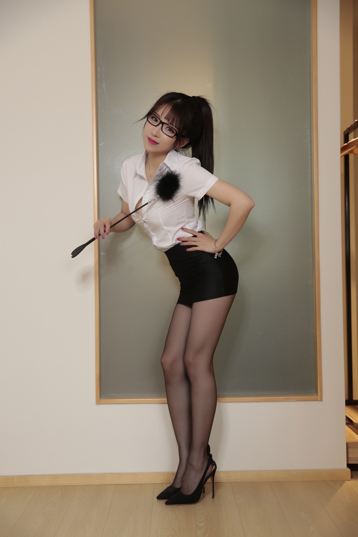 xgyw.top_斗鱼主播小女巫露娜老师上课了主题白色短袖衬衫配黑短裙露黑丝裤袜诱惑写真50P