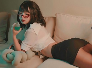 网络青春美女yuuhui玉汇宿醉主题私人白色短T配黑短裙半脱露白色蕾丝内衣骚扰写真88P