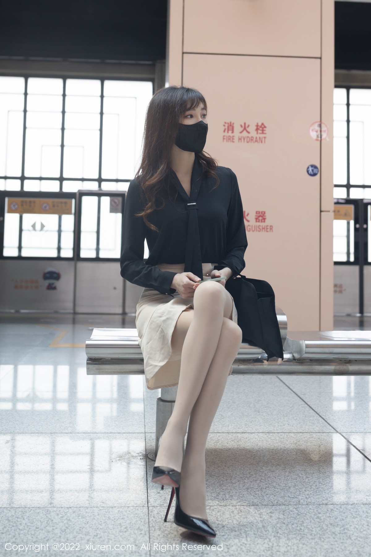 xgyw.top_XiuRen第4771期_模特陆萱萱珠三角旅拍脱职业装露性感内衣配开档肉丝诱惑写真76P