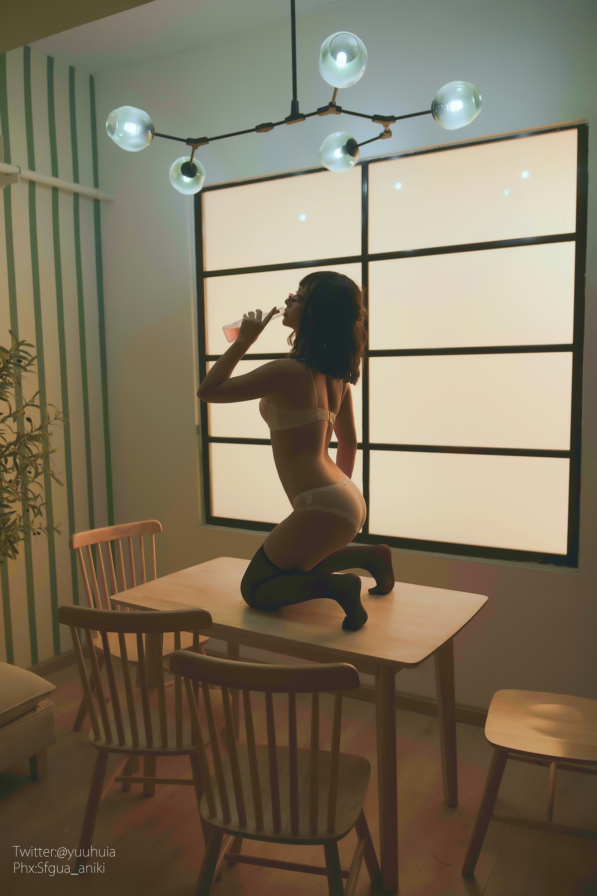 xgyw.top_网络美女yuuhui玉汇宿醉主题私房白色短T配黑短裙半脱露白色蕾丝内衣诱惑写真88P