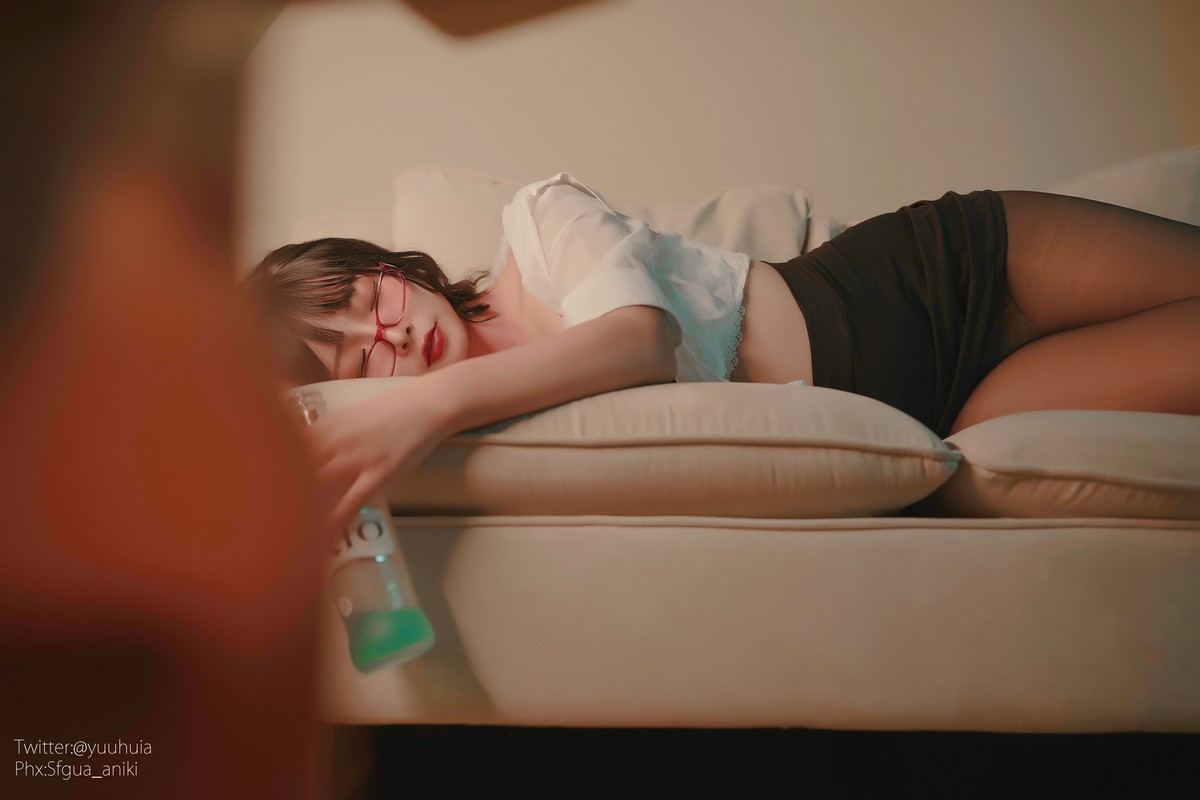 xgyw.top_网络美女yuuhui玉汇宿醉主题私房白色短T配黑短裙半脱露白色蕾丝内衣诱惑写真88P