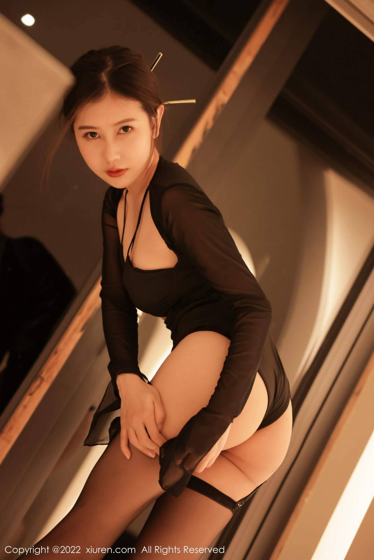 xgyw.top_XiuRen第4768期_模特尹甜甜大理旅拍性感黑色服饰配黑丝吊袜秀完美身材诱惑写真57P