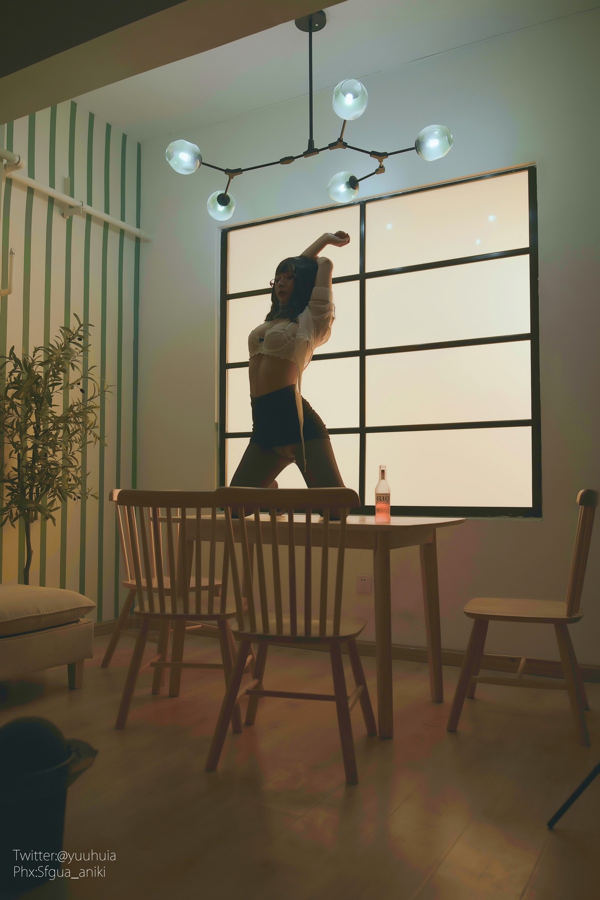 xgyw.top_网络美女yuuhui玉汇宿醉主题私房白色短T配黑短裙半脱露白色蕾丝内衣诱惑写真88P