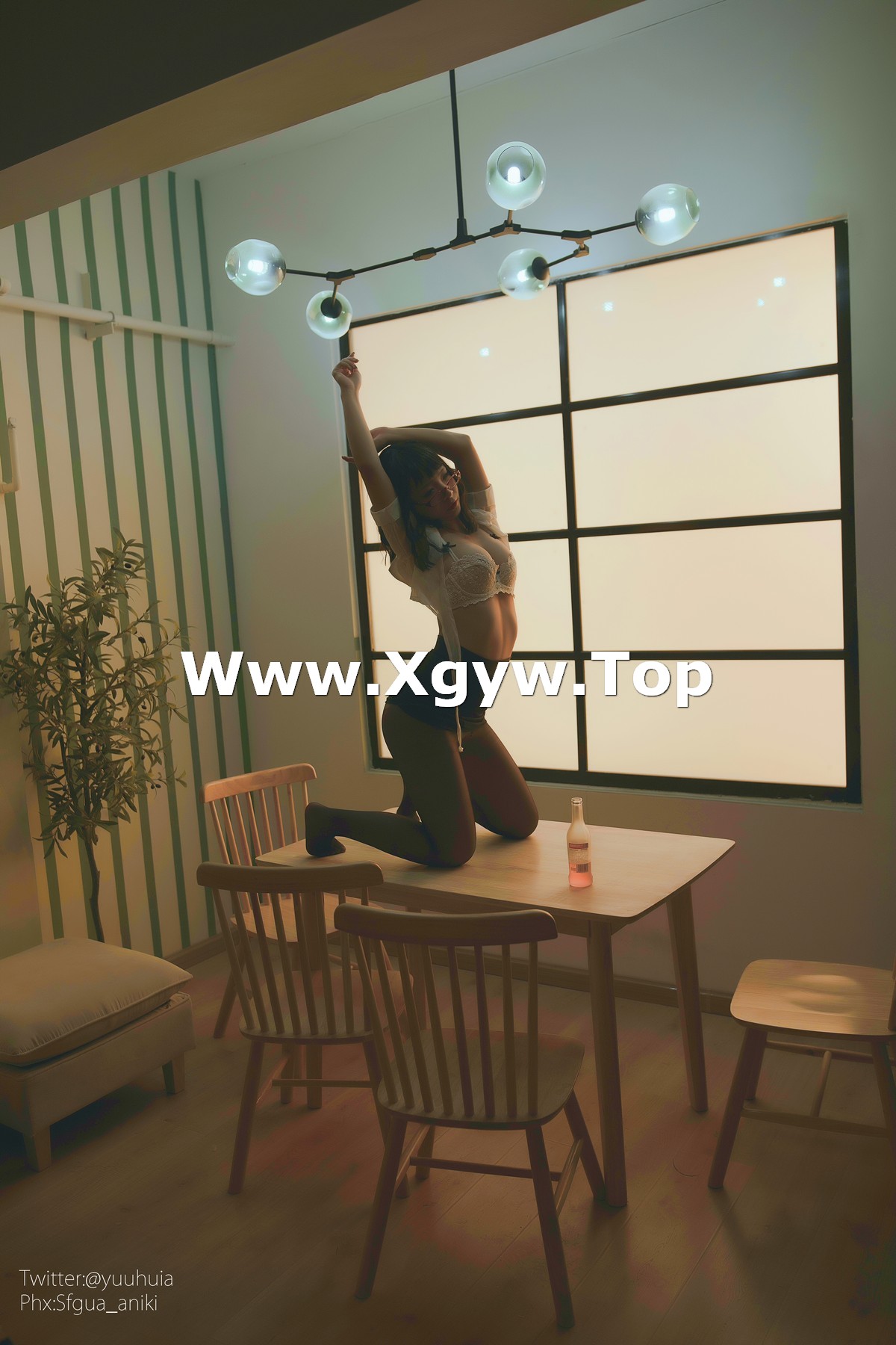 xgyw.top_网络美女yuuhui玉汇宿醉主题私房白色短T配黑短裙半脱露白色蕾丝内衣诱惑写真88P