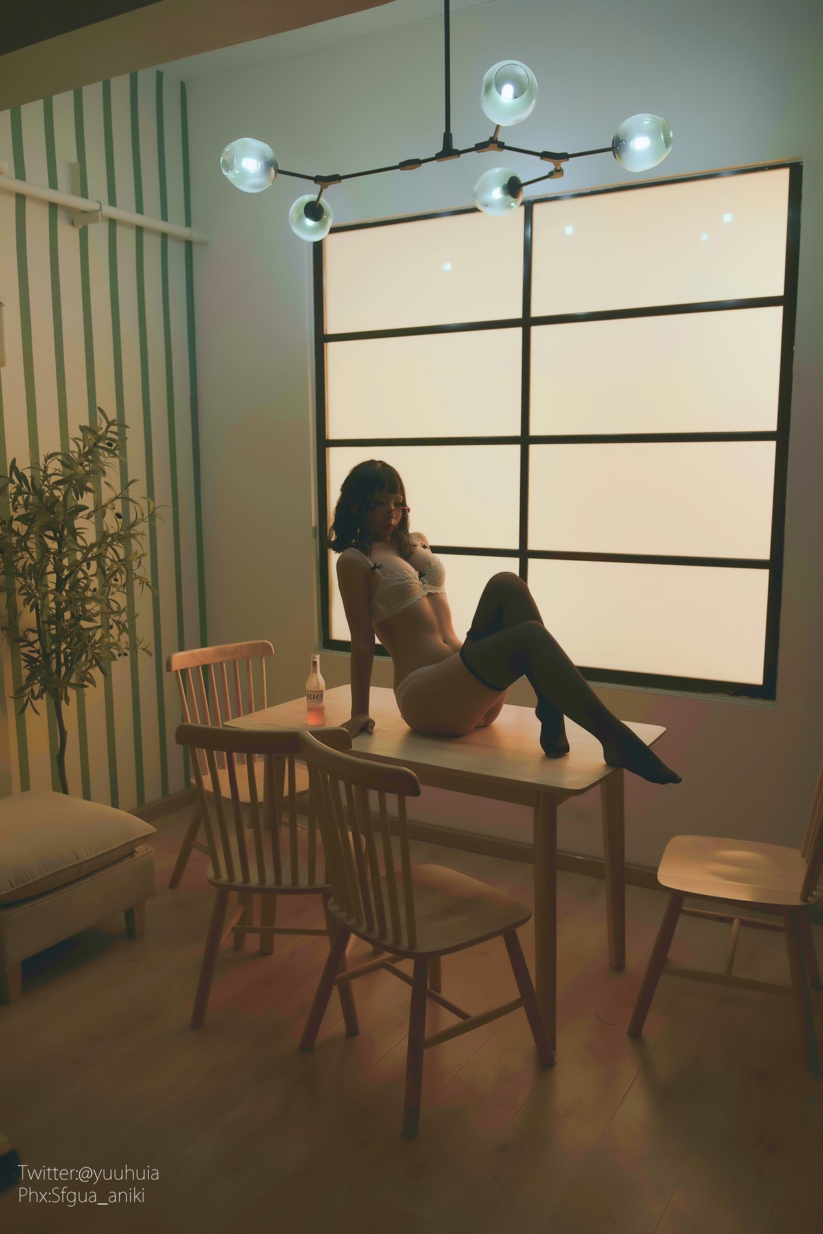 xgyw.top_网络美女yuuhui玉汇宿醉主题私房白色短T配黑短裙半脱露白色蕾丝内衣诱惑写真88P
