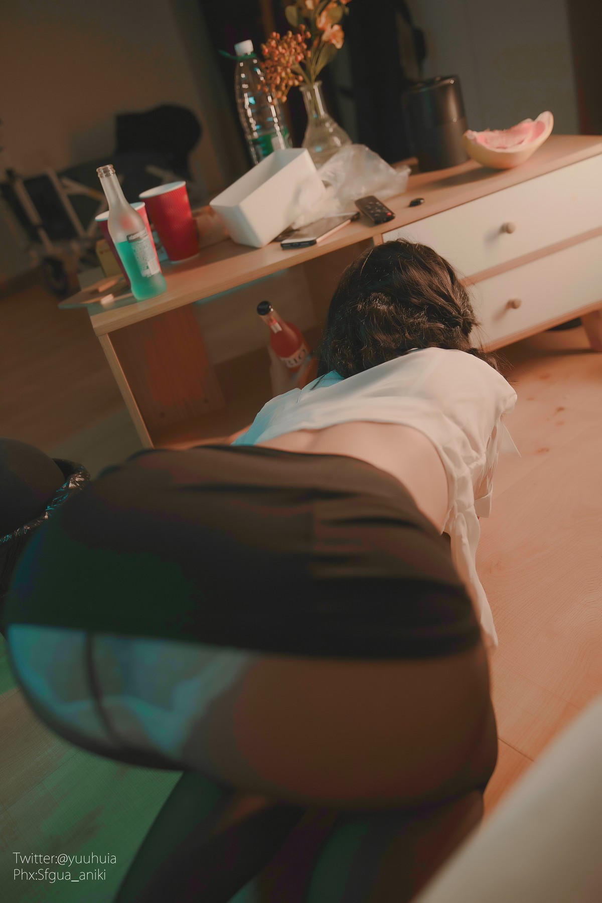 xgyw.top_网络美女yuuhui玉汇宿醉主题私房白色短T配黑短裙半脱露白色蕾丝内衣诱惑写真88P