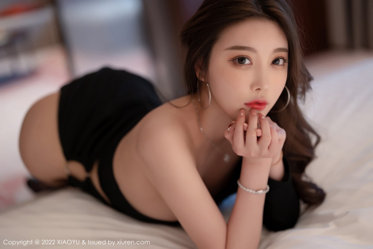 xgyw.top_[XiaoYu画语界]Vol.744_女神杨晨晨Yome惠州旅拍黑色露肩连衣裙配蕾丝袜极致魅惑写真70P