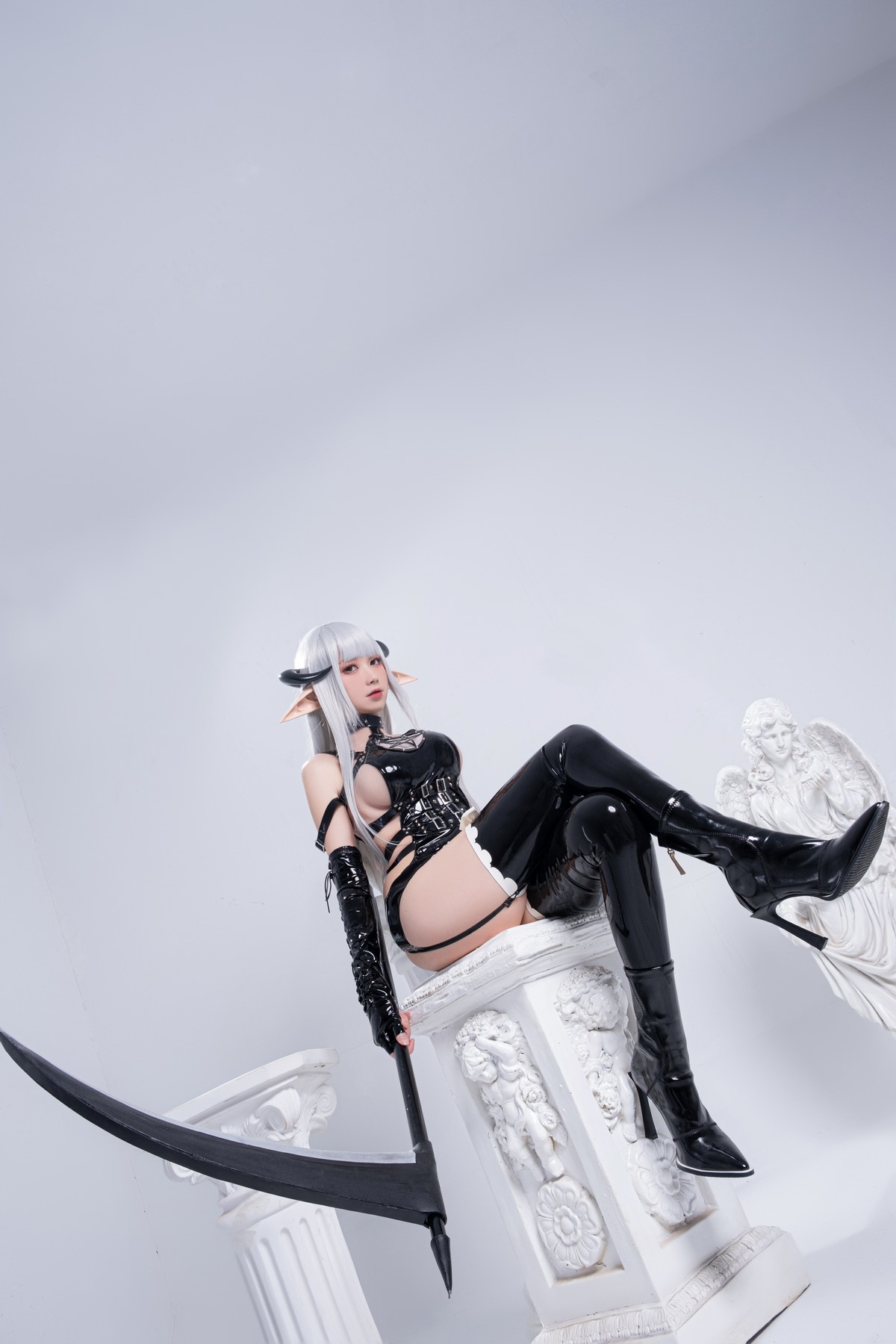 xgyw.top_动漫博主izumi泉桃子死神主题私房脱黑色长外套露皮质内衣配黑丝吊袜诱惑写真65P