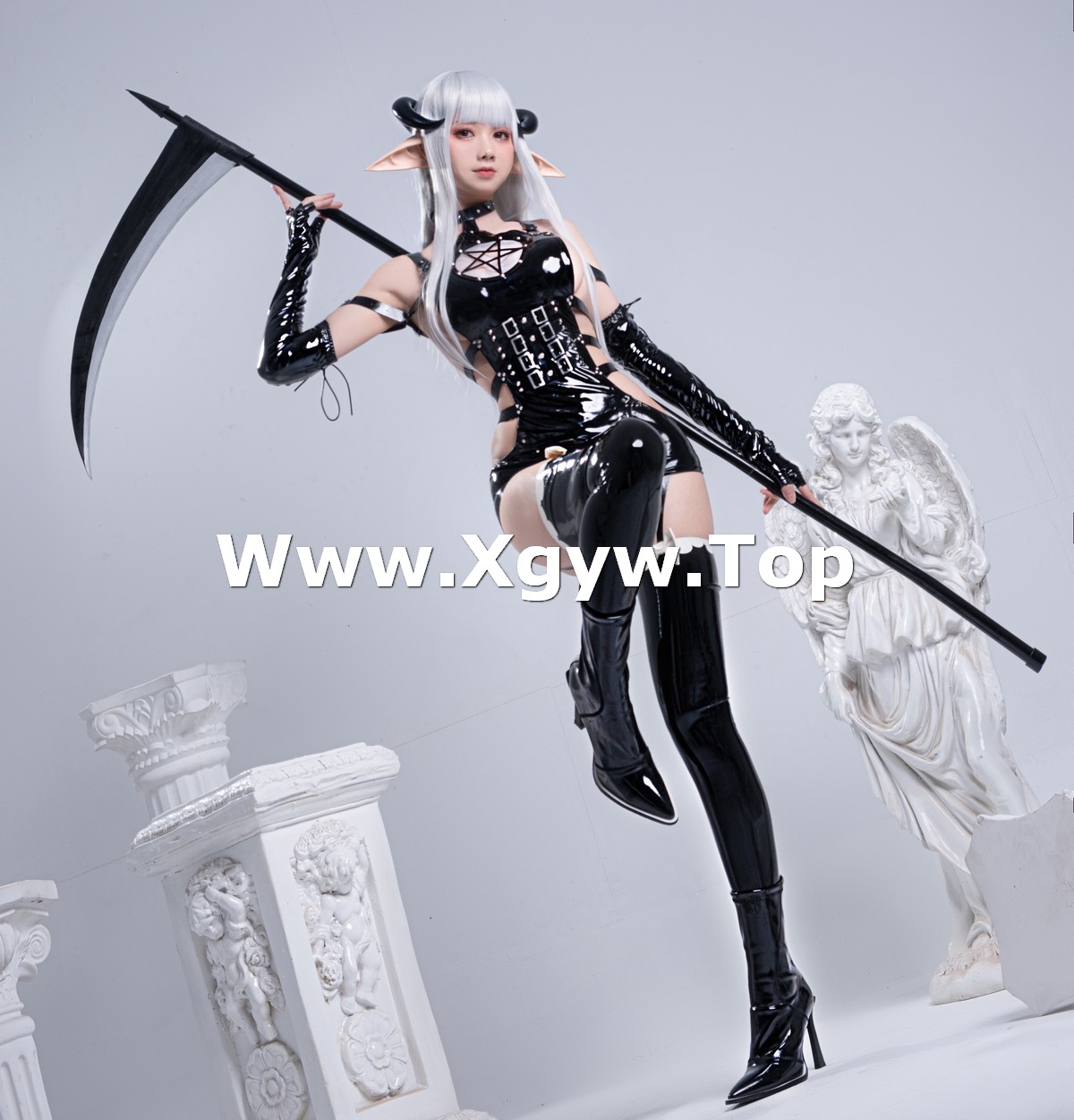 xgyw.top_动漫博主izumi泉桃子死神主题私房脱黑色长外套露皮质内衣配黑丝吊袜诱惑写真65P