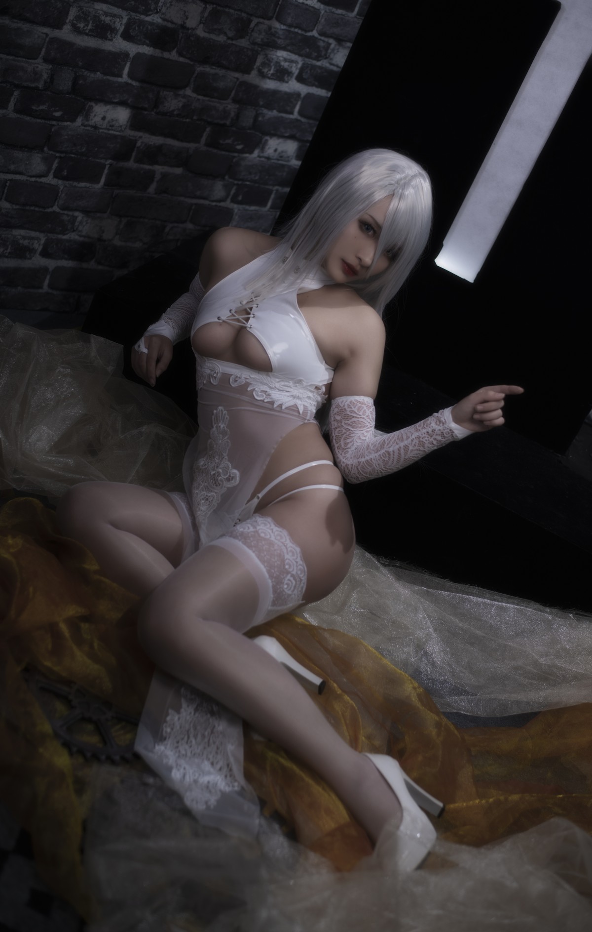 xgyw.top_动漫博主洛璃LoLiSAMA尼尔A2白色靡烟旗袍主题薄透旗袍秀豪乳翘臀诱惑写真47P