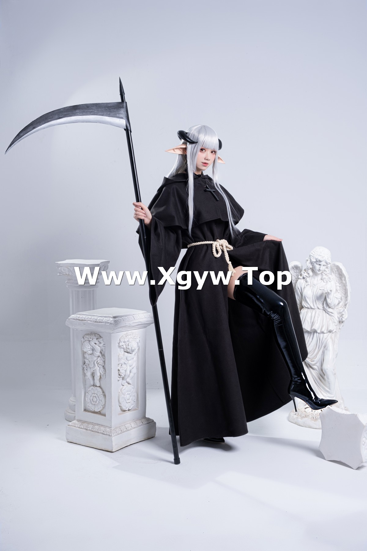 xgyw.top_动漫博主izumi泉桃子死神主题私房脱黑色长外套露皮质内衣配黑丝吊袜诱惑写真65P