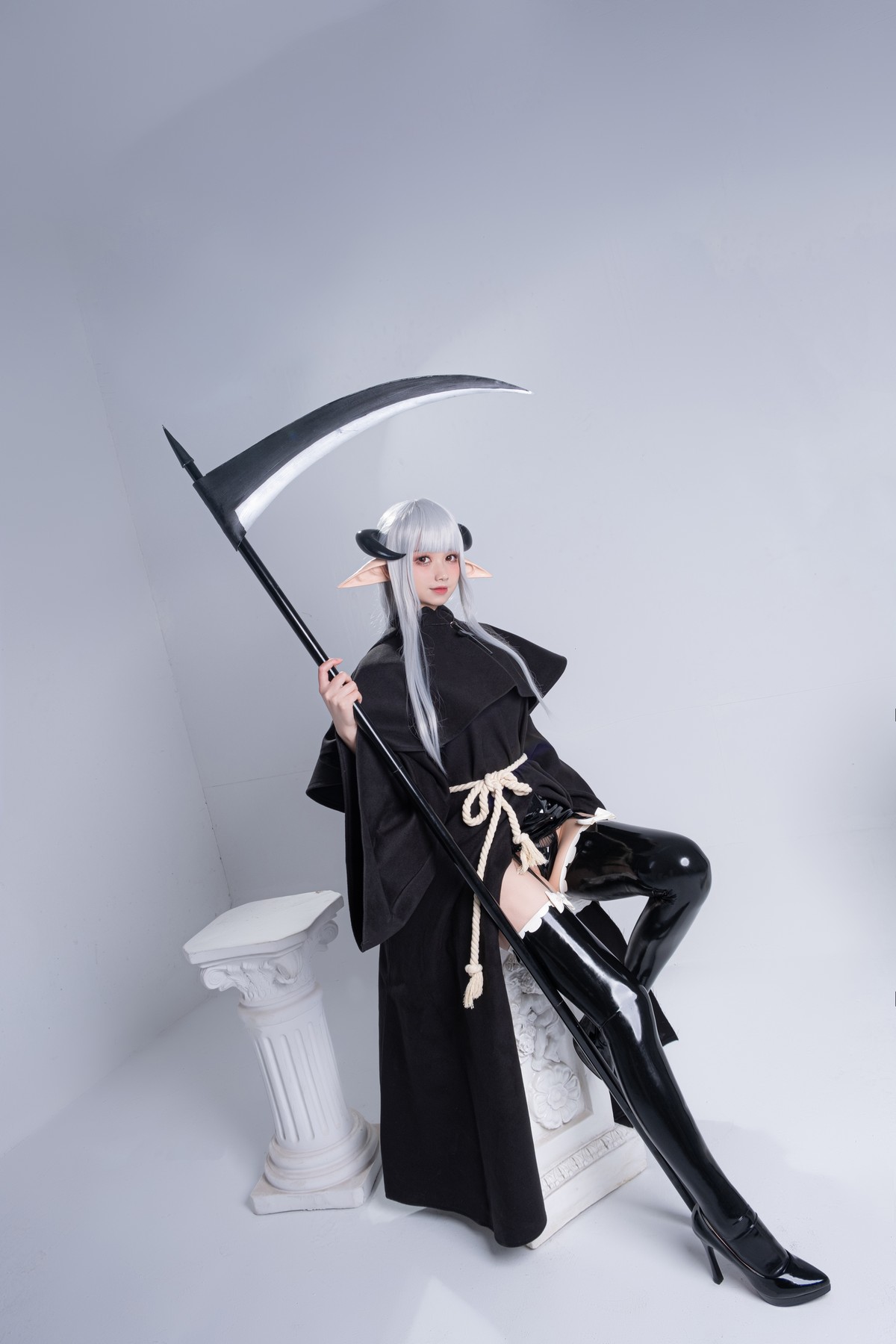 xgyw.top_动漫博主izumi泉桃子死神主题私房脱黑色长外套露皮质内衣配黑丝吊袜诱惑写真65P