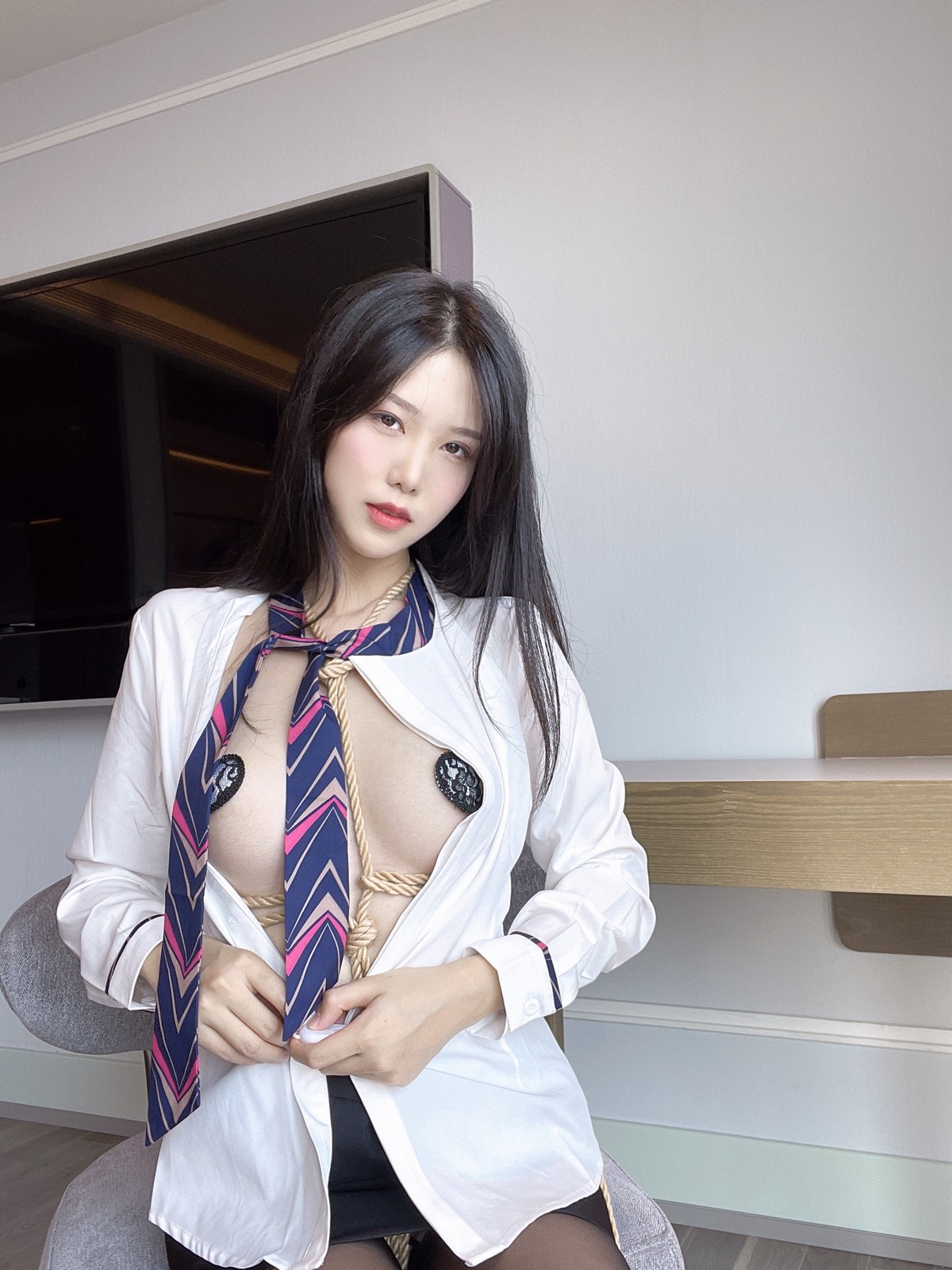 xgyw.top_微博人气Coser抖娘-利世定制绳缚空姐主题私房大尺度半脱露开档黑丝诱惑写真40P