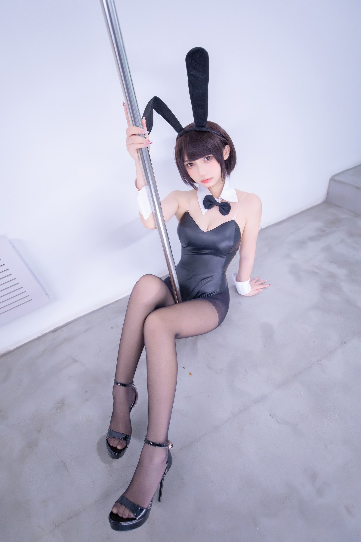 xgyw.top_萝莉美女神楽坂真冬兔女郎与钢管主题低胸连体衣配黑丝裤袜秀完美身材诱惑写真150P