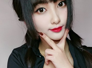 动漫博主洛璃LoLiSAMA情妇节小护士主题黑色服饰半脱露丁字裤秀蜜桃臀骚扰写真90P