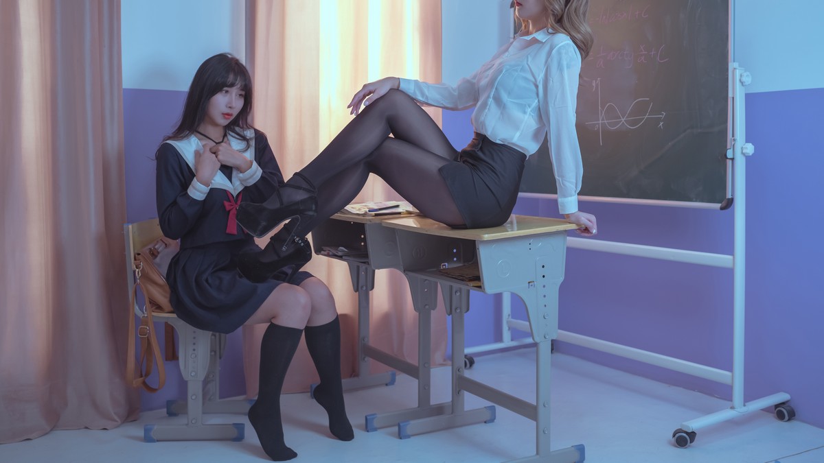 xgyw.top_Coser美女云溪溪双人教室主题教室里性感姐妹花情趣捆绑秀火辣身材诱惑写真60P