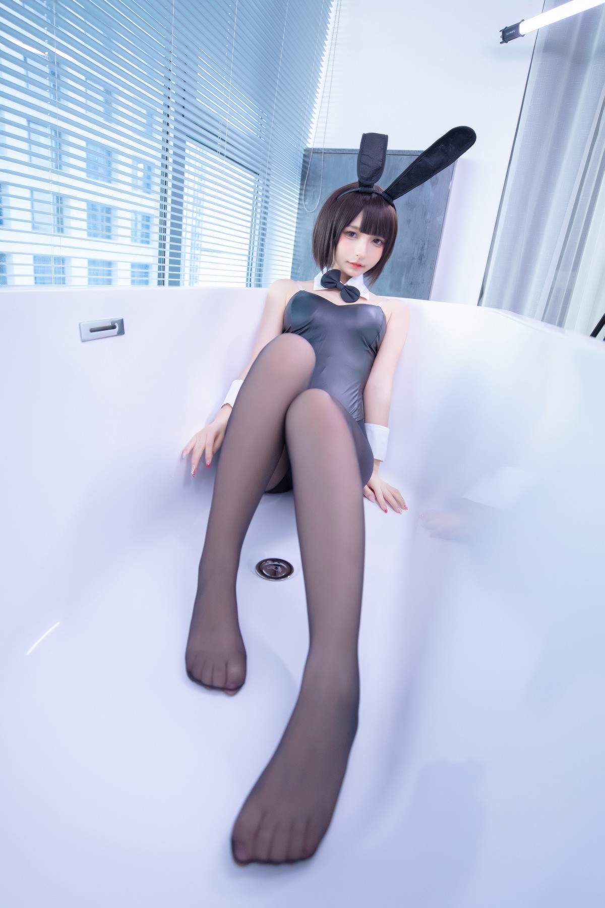 xgyw.top_萝莉美女神楽坂真冬兔女郎与钢管主题低胸连体衣配黑丝裤袜秀完美身材诱惑写真150P