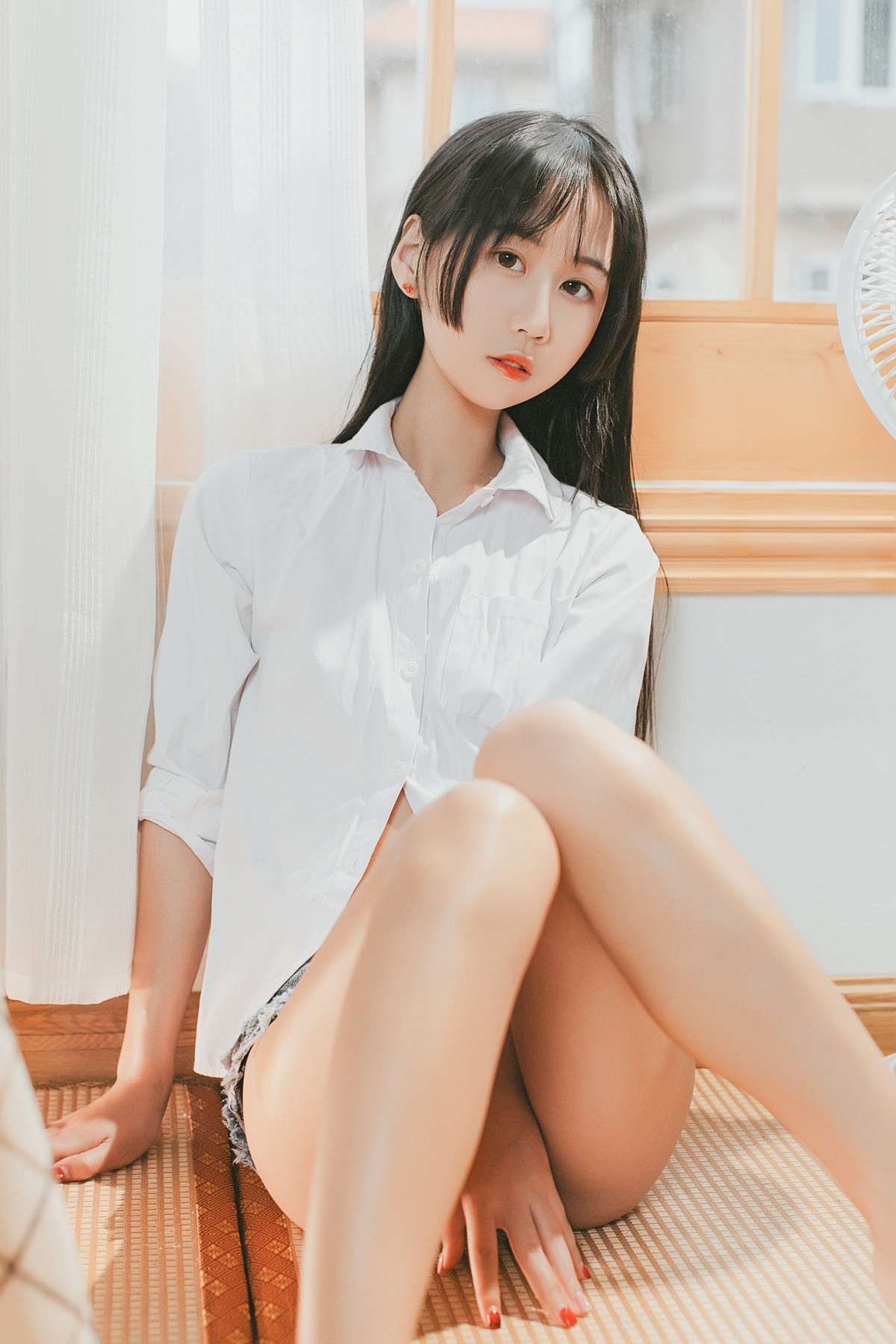 xgyw.top_阳光美少女萌芽儿o0少女午后主题私房性感白衬衣配齐逼牛仔短裤惹火诱惑写真40P