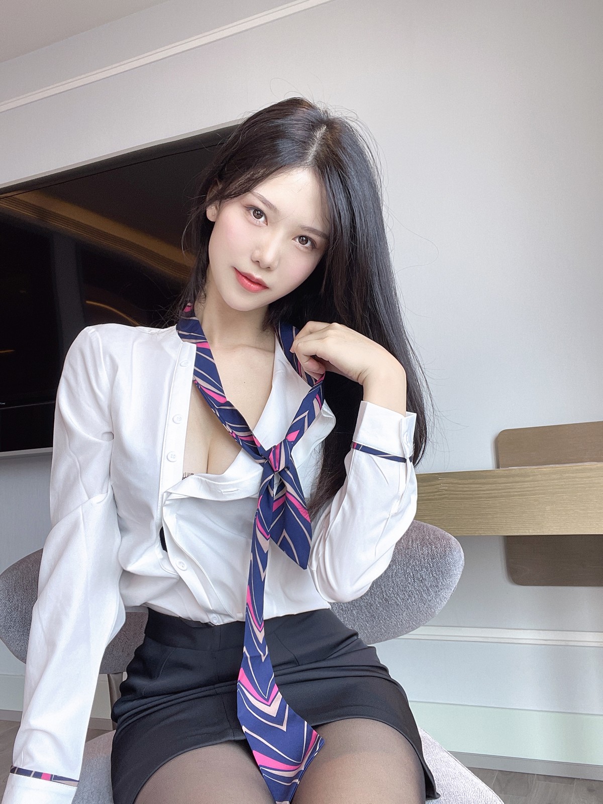 xgyw.top_微博人气Coser抖娘-利世定制绳缚空姐主题私房大尺度半脱露开档黑丝诱惑写真40P