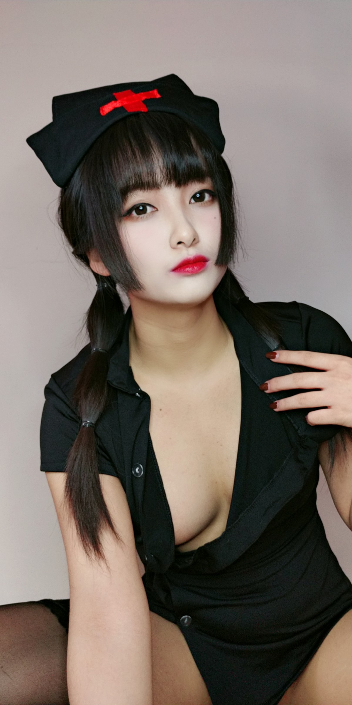 xgyw.top_动漫博主洛璃LoLiSAMA情人节小护士主题黑色服饰半脱露丁字裤秀翘臀诱惑写真90P