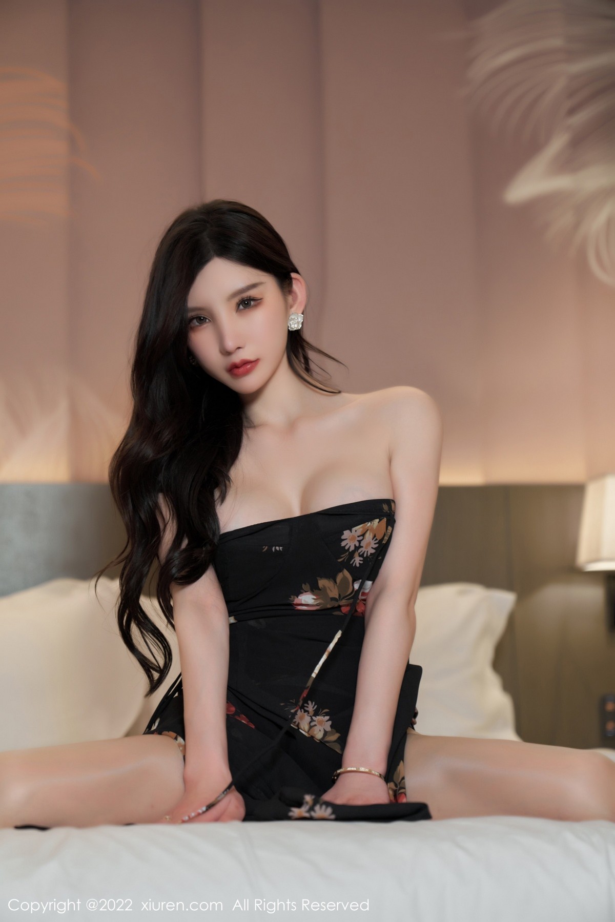 xgyw.top_XiuRen第4799期_女神周于希Sally黑色花纹吊带长裙配超薄肉丝秀翘臀美腿诱惑写真73P