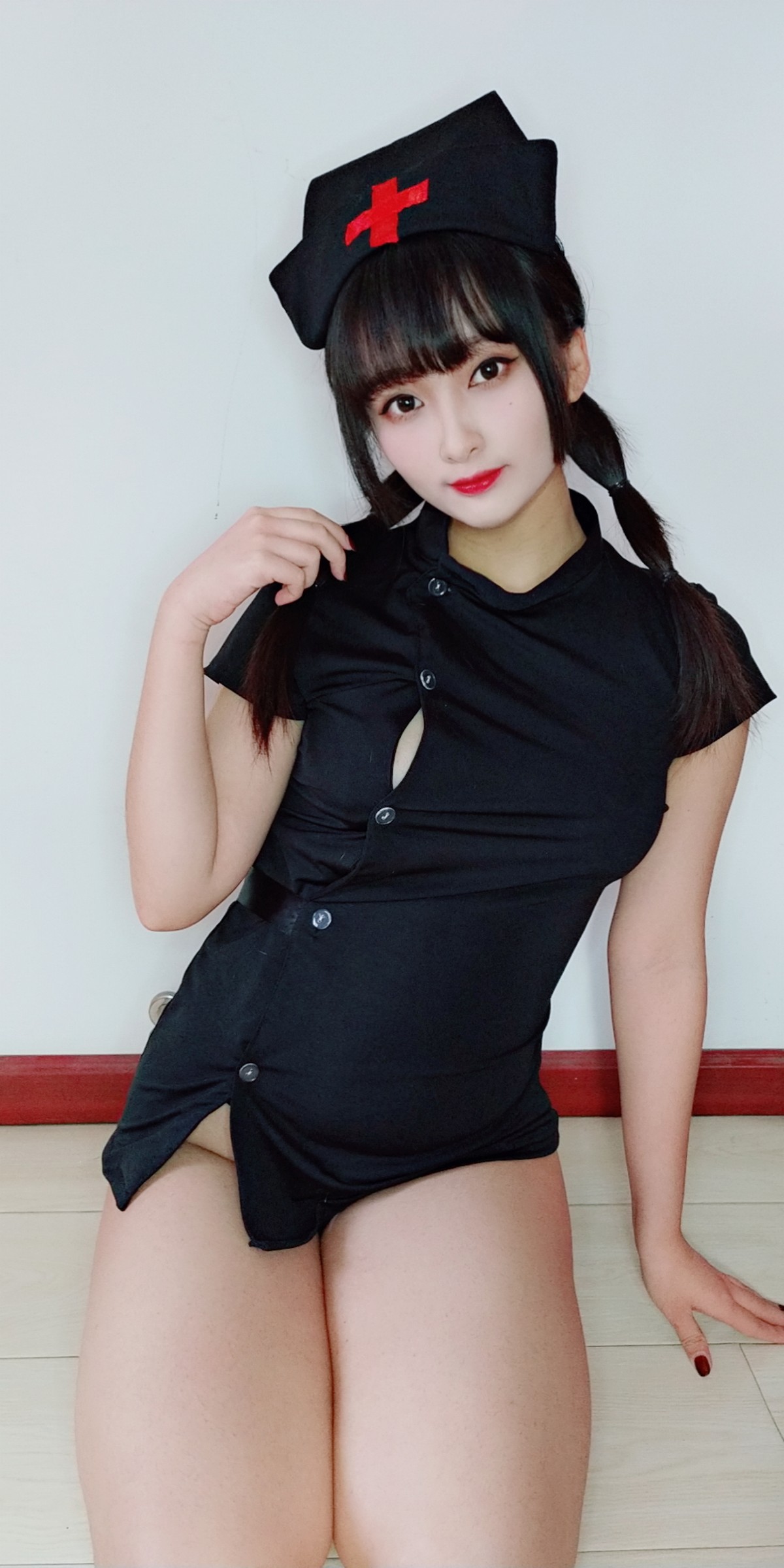 xgyw.top_动漫博主洛璃LoLiSAMA情人节小护士主题黑色服饰半脱露丁字裤秀翘臀诱惑写真90P
