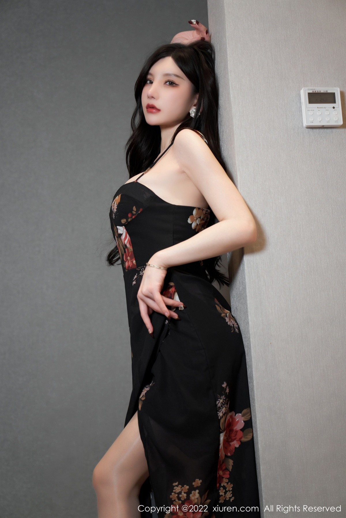 xgyw.top_XiuRen第4799期_女神周于希Sally黑色花纹吊带长裙配超薄肉丝秀翘臀美腿诱惑写真73P