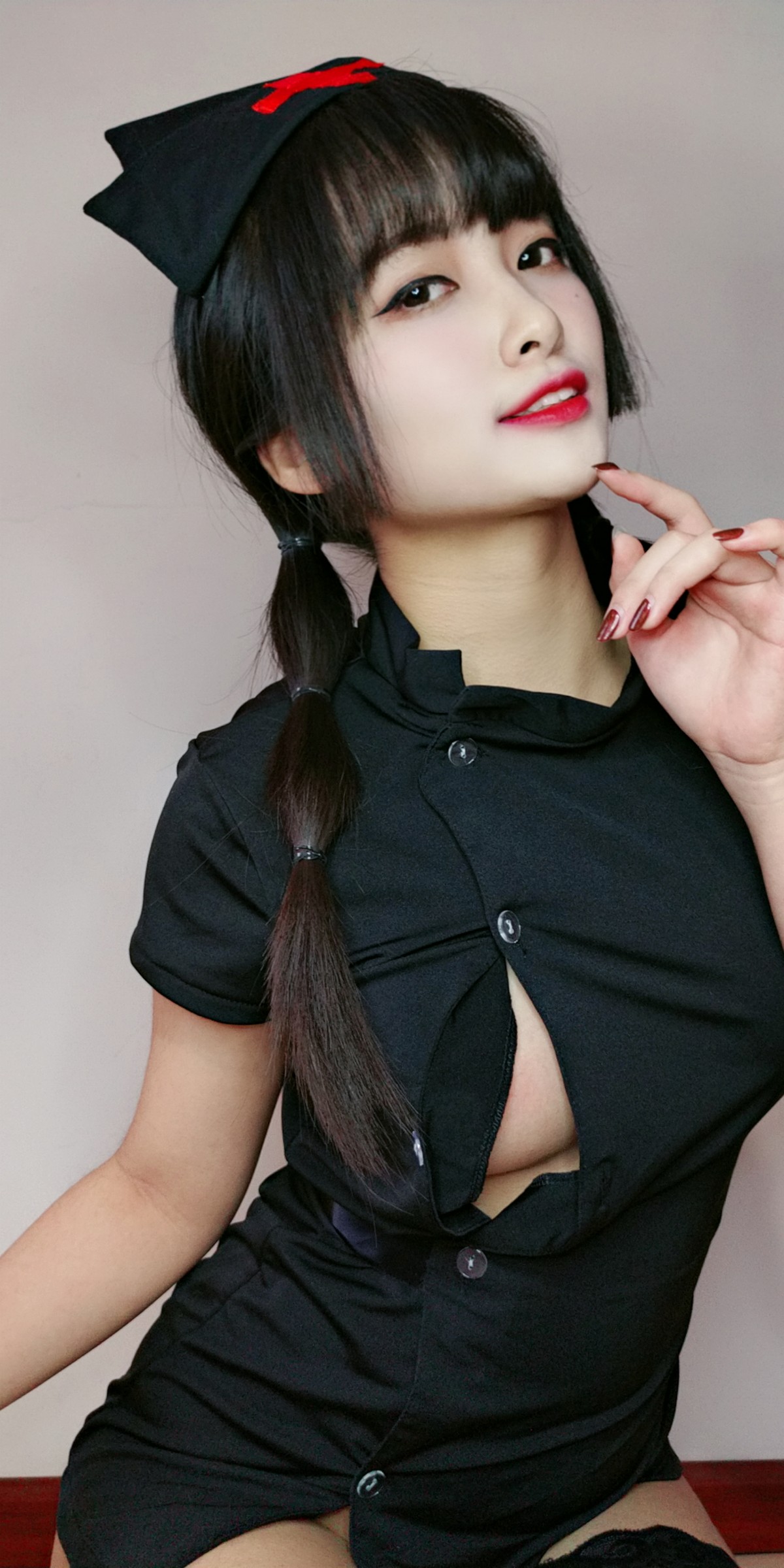 xgyw.top_动漫博主洛璃LoLiSAMA情人节小护士主题黑色服饰半脱露丁字裤秀翘臀诱惑写真90P