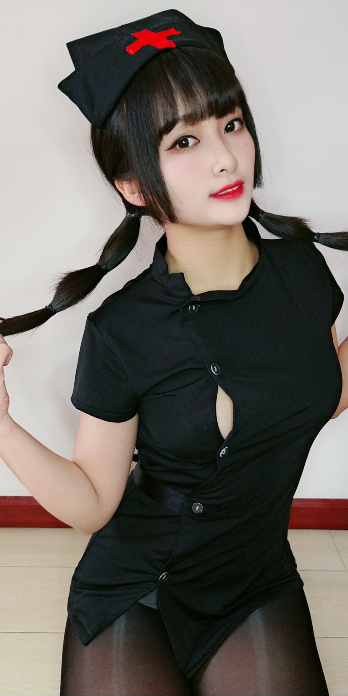 xgyw.top_动漫博主洛璃LoLiSAMA情人节小护士主题黑色服饰半脱露丁字裤秀翘臀诱惑写真90P